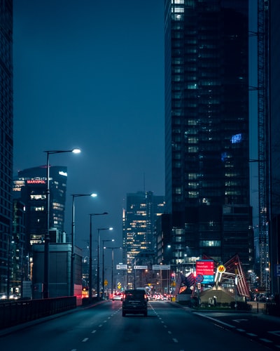 汽车在道路附近的高层建筑在夜间
